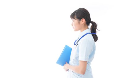 İş yerindeki genç hemşire