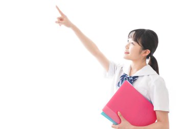 Güzel gülümseyen genç ders çalışıyor