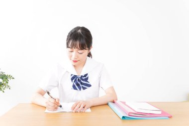 Güzel gülümseyen genç ders çalışıyor