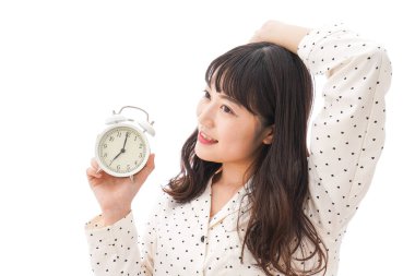 Kadın yatak odasında güzel bir uykudan uyanır.