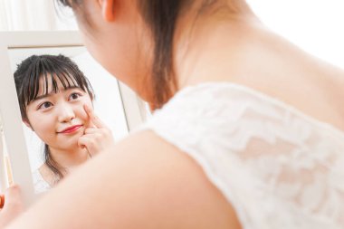 Evde genç bir kadın var.