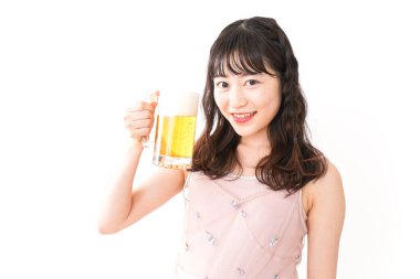 170615Genç _ Kadınlar _ kim _ içecek _ bira _ evde, genç kadın evde bira içiyor