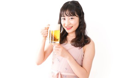 Bira içen genç kadın.