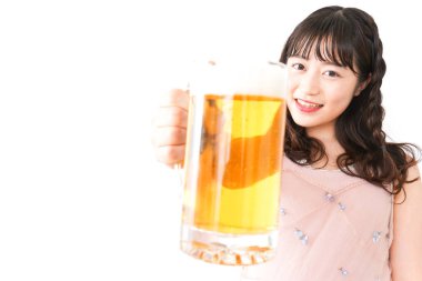 Bira içen genç kadın.