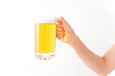 Bira içen genç kadın.