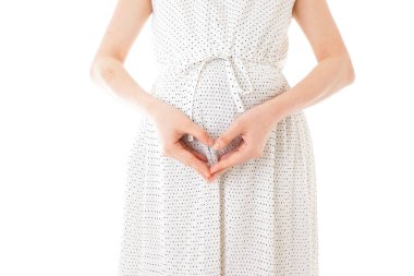 Arka planda duran hamile kadın.