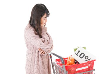 Alışveriş arabalı genç kadın, tüketim vergisi artırımı konsepti