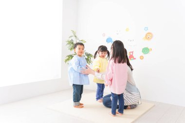 Anaokulundaki çocuklar ve öğretmenler