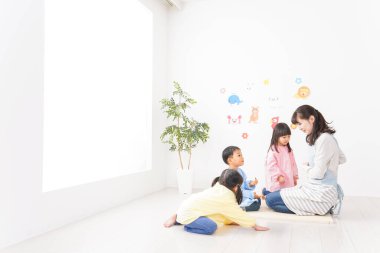 Anaokulundaki çocuklar ve öğretmenler