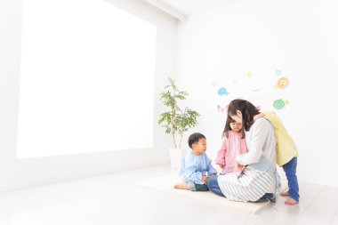 Anaokulundaki çocuklar ve öğretmenler