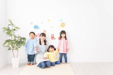 Anaokulundaki çocuklar ve öğretmenler