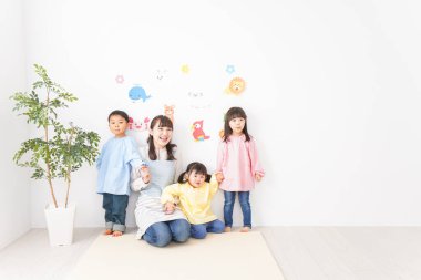 Anaokulundaki çocuklar ve öğretmenler