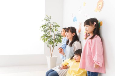 Anaokulundaki çocuklar ve öğretmenler