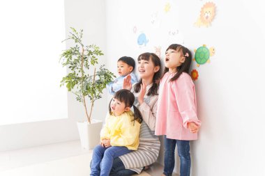 Anaokulundaki çocuklar ve öğretmenler