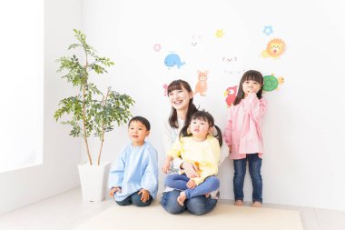 Anaokulundaki çocuklar ve öğretmenler