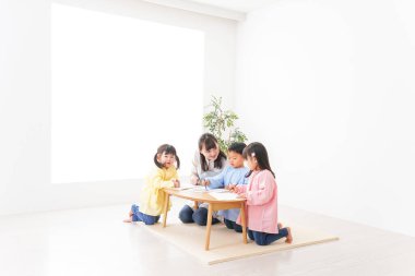 Anaokulundaki çocuklar ve öğretmenler