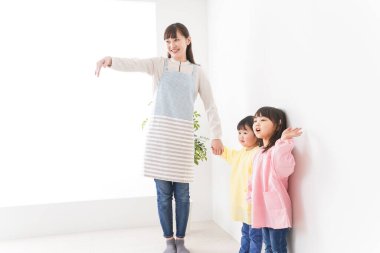 Anaokulundaki çocuklar ve öğretmenler