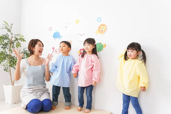 Kinder Und Lehrer Spielen Kindergarten — Stockfoto