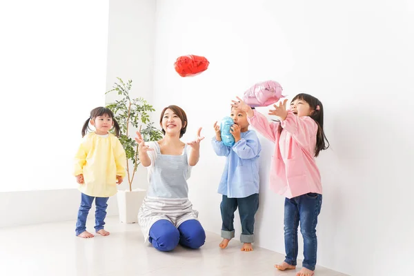 Kinder Und Lehrer Spielen Kindergarten — Stockfoto