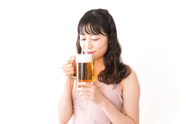 Молодая Женщина Пьет Пиво — стоковое фото