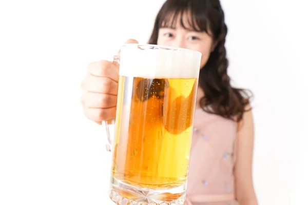 年轻女子喝啤酒 — 图库照片