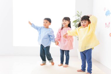 Anaokulunda oynayan mutlu Asyalı çocuklar