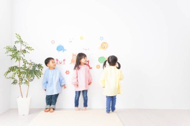 Anaokulunda oynayan mutlu Asyalı çocuklar