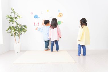 Anaokulunda oynayan mutlu Asyalı çocuklar