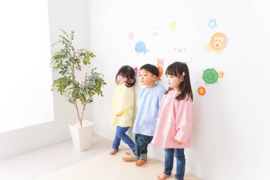 Anaokulunda oynayan mutlu Asyalı çocuklar