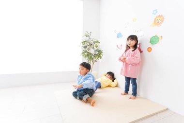 Anaokulunda oynayan mutlu Asyalı çocuklar