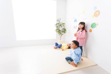 Anaokulunda oynayan mutlu Asyalı çocuklar