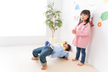 Anaokulunda oynayan mutlu Asyalı çocuklar