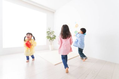 Anaokulunda oynayan mutlu Asyalı çocuklar