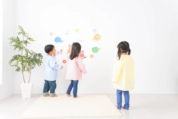 Szczęśliwy Azji Dzieci Grać Przedszkolu — Zdjęcie stockowe