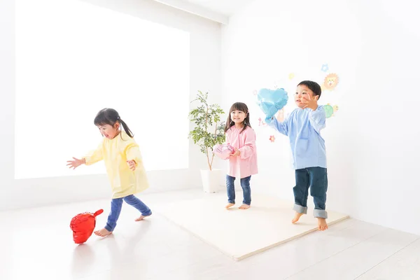 Glada Asiatiska Barn Leker Dagis — Stockfoto