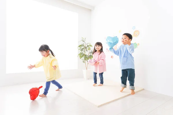 Gelukkig Aziatische Kinderen Spelen Kleuterschool — Stockfoto