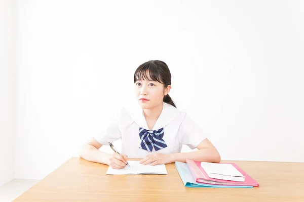 Giovane Studentessa Asiatica Uniforme Studiando — Foto Stock