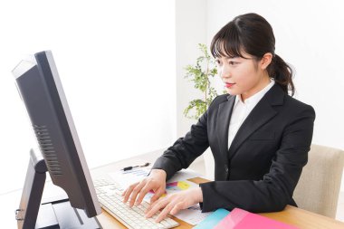 Masa başı işi yapan iş kadını.