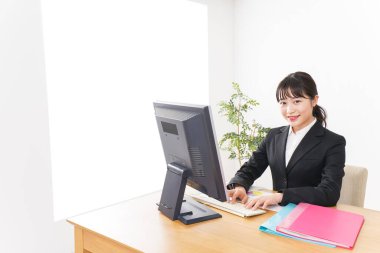 Masa başı işi yapan iş kadını.