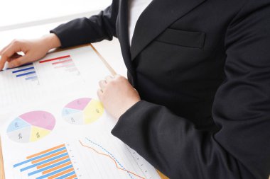 Masa başı işi yapan iş kadını.