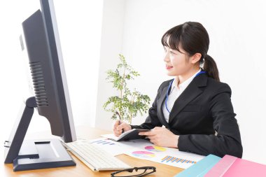 Masa başı işi yapan iş kadını.