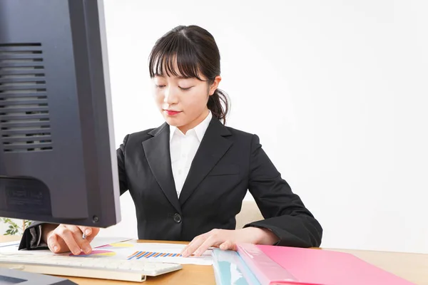 Geschäftsfrau Erledigt Schreibtischarbeit — Stockfoto