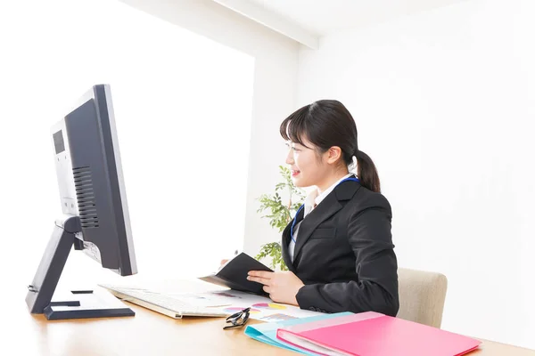 Geschäftsfrau Erledigt Schreibtischarbeit — Stockfoto