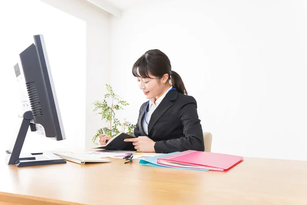 Geschäftsfrau Erledigt Schreibtischarbeit — Stockfoto