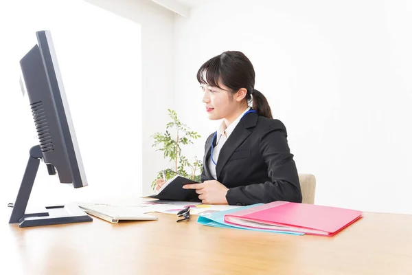 Geschäftsfrau Erledigt Schreibtischarbeit — Stockfoto
