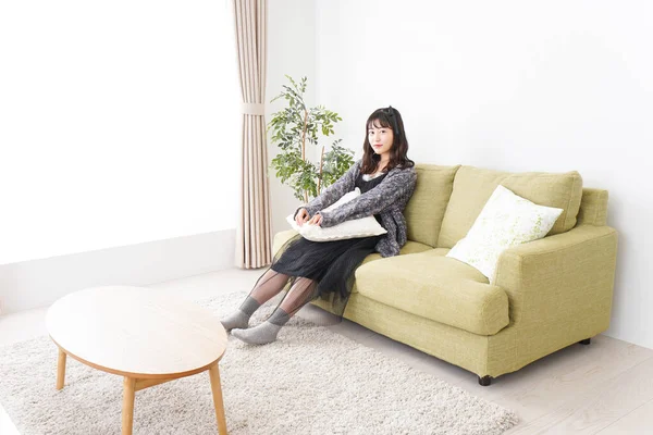 年轻的亚洲女人在家里放松 — 图库照片