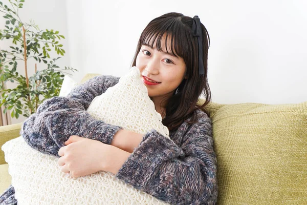 Jovem Mulher Asiática Relaxante Casa — Fotografia de Stock