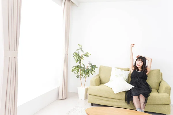 Jovem Mulher Asiática Relaxante Casa — Fotografia de Stock