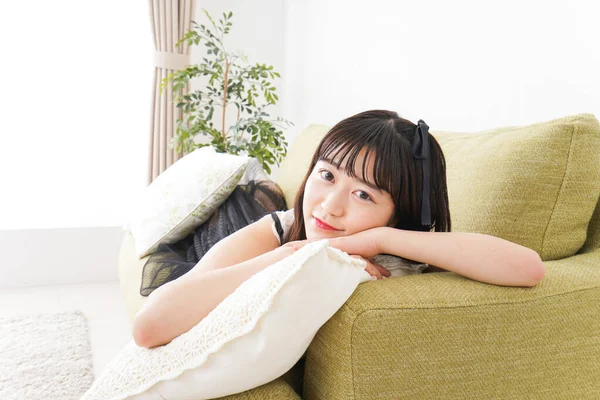 Jeune Femme Asiatique Relaxant Maison — Photo