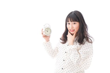 Arka planda uyuyakalacak genç bir kadın